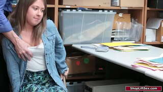 ���ອອນແມ່ນຈັບ shoplifting ແລະພະນັກງານລົງໂທດນາງ.ພຣະອົgropes ຂອງນາງຂະຫນາດນ້ອຍກເລ່ນແລະຄອບງໍາຂອງນາງທີ່ຈະໃຫ້ເຂົາເປັນ bj.ຫຼັງຈາກນັ້ນ,ເຂົາປັ້ງຂອງນາງກັນ