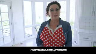 ���ກີເກມອອນລັບປະກອບອາຊີແດງຂອງນາງ Stepgrandson ມືຄັ້ງທໍາອິດ