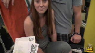 HUNT໔K. Cuckold ສໍາລັບການເງິນສົດການອະນຸຍາດລ່າທີ່ຈະມີເພດຂອງຕົນແຟໃນ gym ເປ