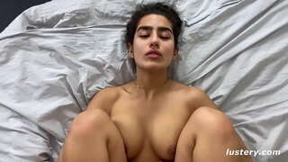 Epenglaj L &#039; Nan Pye Yo Sou Tèt Li Pou Pi Fon Pénétration