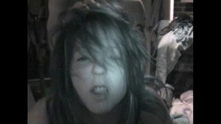 Sexy ນ້ອຍ slut ຂີພັນລະຍາໄດ້ຮັບຍໍາແຂງຢາກເປັນໂສເພນີໂດຍການແຟນຂອງນາງ.