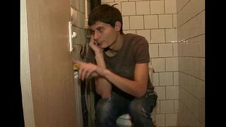 Manéhna muterkeun jeung dick badag tina lad