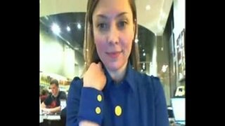 Дівчина на веб-камері мигає в громадському місці Дівчина на веб-камері мигає в громадському місці