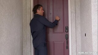 ���ີ້ອີ Notty crams ຂອງນາງໃກ້ຊິດກັນຮັບດ້ວຍໃນຂະນະທີ່ແລ່ນຂອງນາງ huge ຫໍດຶງ