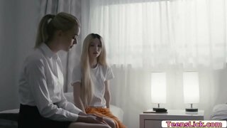 Kenzie Reeves digitis et licks eius Schoolmate Anny Auroras pussy Kenzie Reeves digitis et licks eius Schoolmate Anny Auroras pussy