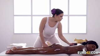 אני אוהבת את הלסביות של המעסה שדיים ענקיים