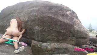 Pornstar Manu Fox rhefrol rhyw gyda dim condom ar y traeth cyhoeddus