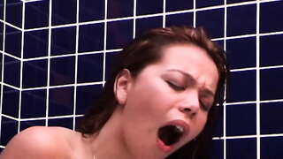 ���ยู่ในอ่างอาบน้ำเธอถามสำหรับดิ๊กในก้น!!!